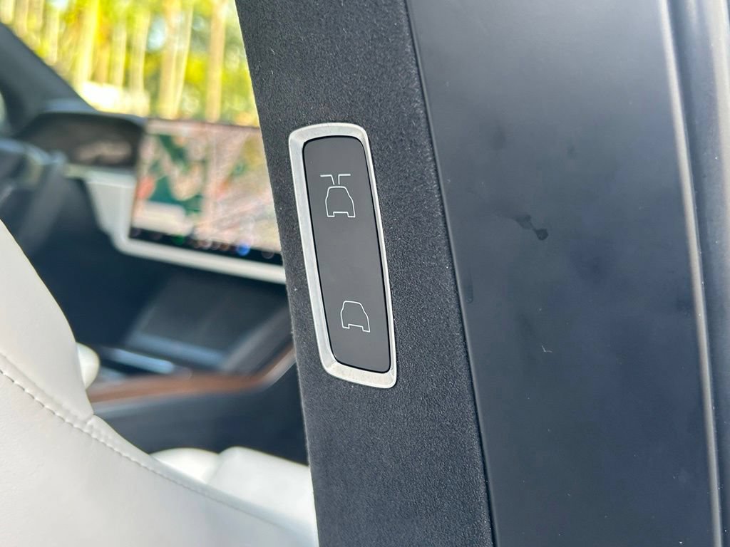 Used 2022 Tesla Model X AWD/4WD image 32