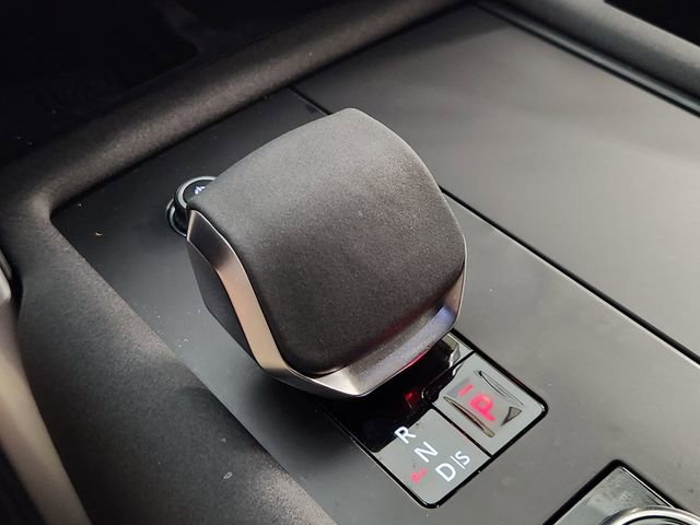 Used 2025 Land Rover Discovery Dynamic SE image 17