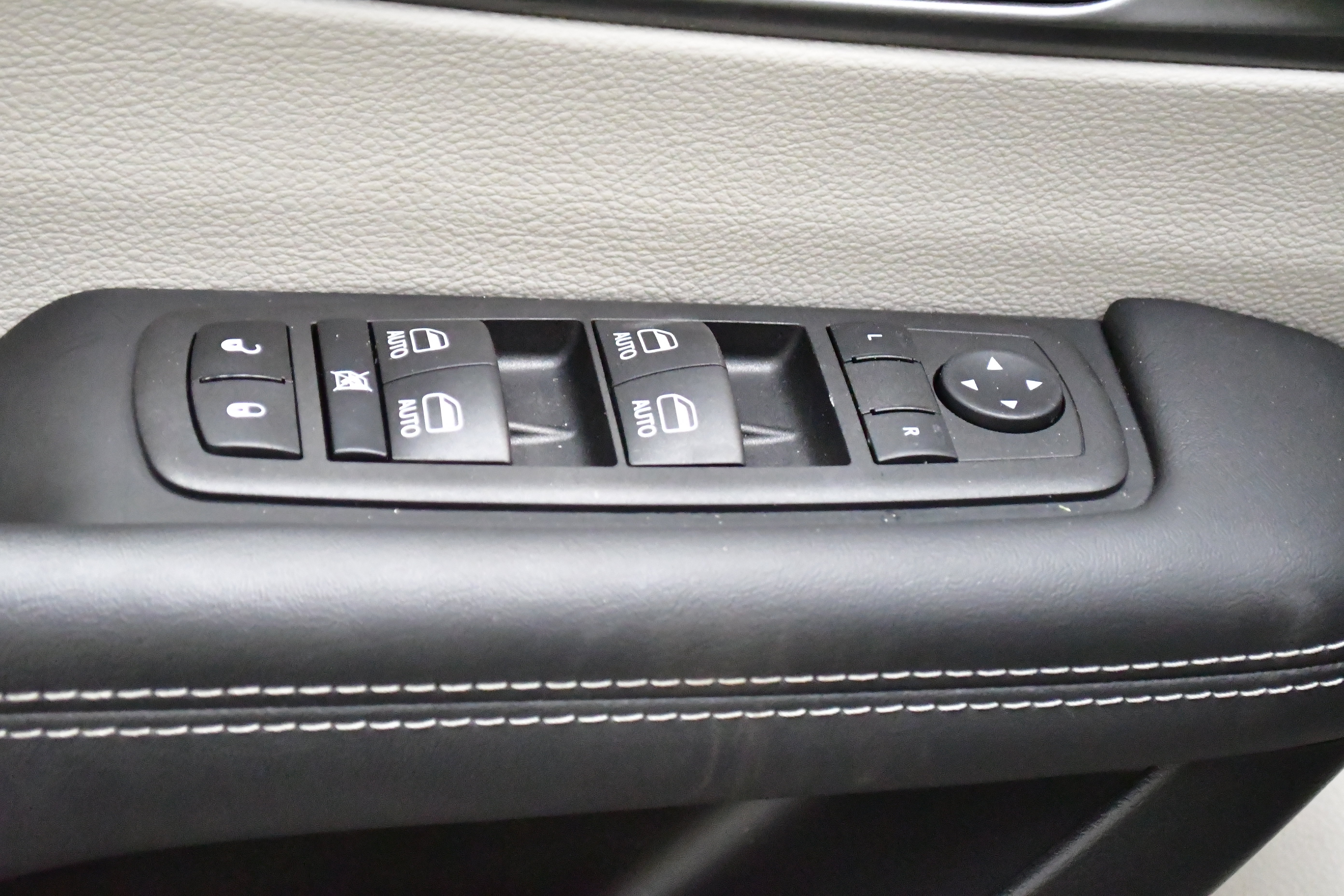 Used 2023 Chrysler Pacifica Touring-L w/ Uconnect Theater Family Group FWD image 20