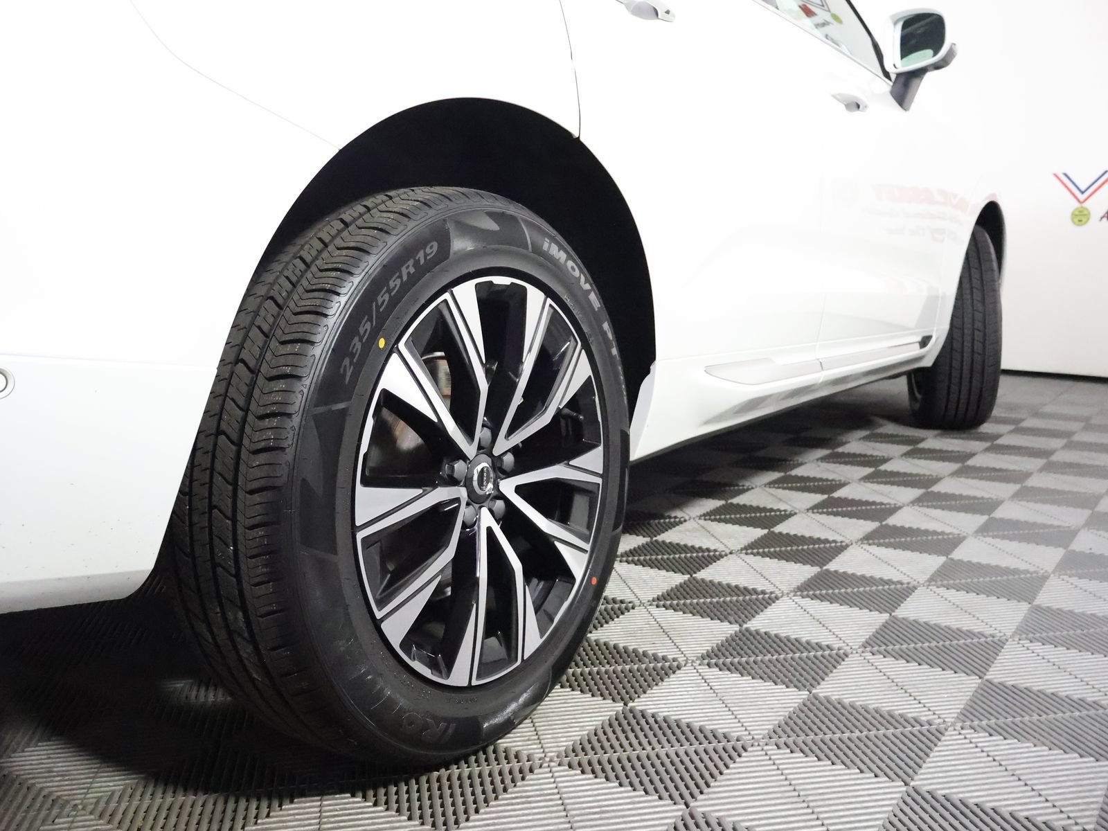 Used 2023 Volvo XC60 B5 Plus AWD/4WD image 13