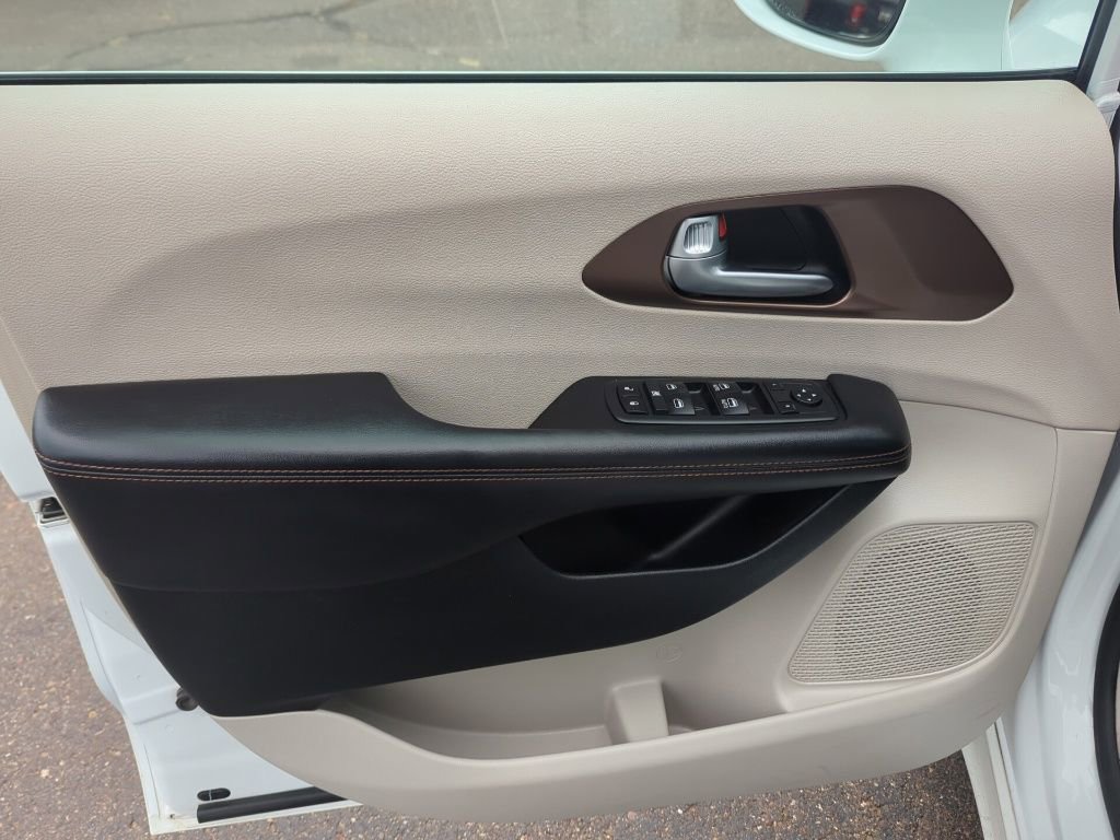 Used 2018 Chrysler Pacifica Touring-L w/ Tire & Wheel Group image 36