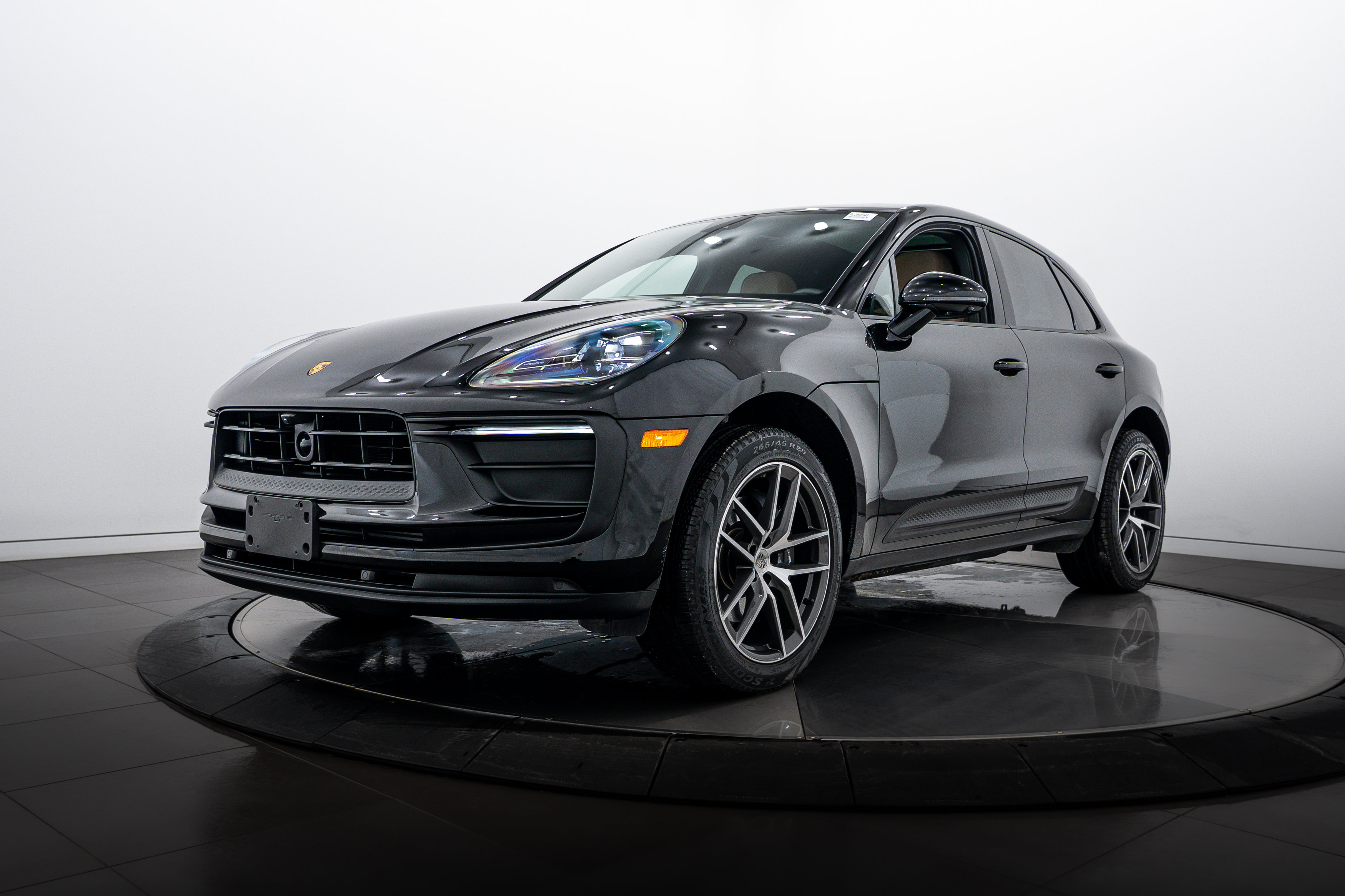 Certified 2025 Porsche Macan image 1