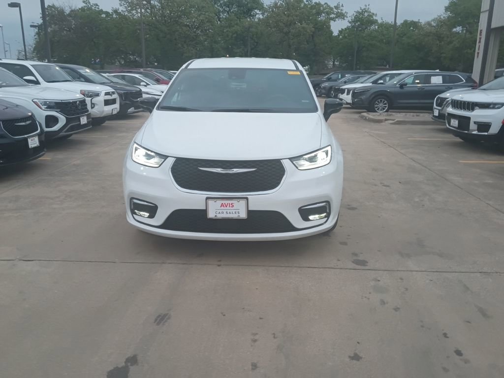 Used 2025 Chrysler Pacifica Select image 5