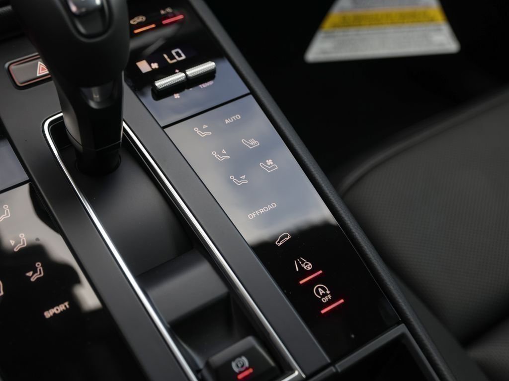 Certified 2025 Porsche Macan AWD/4WD image 22