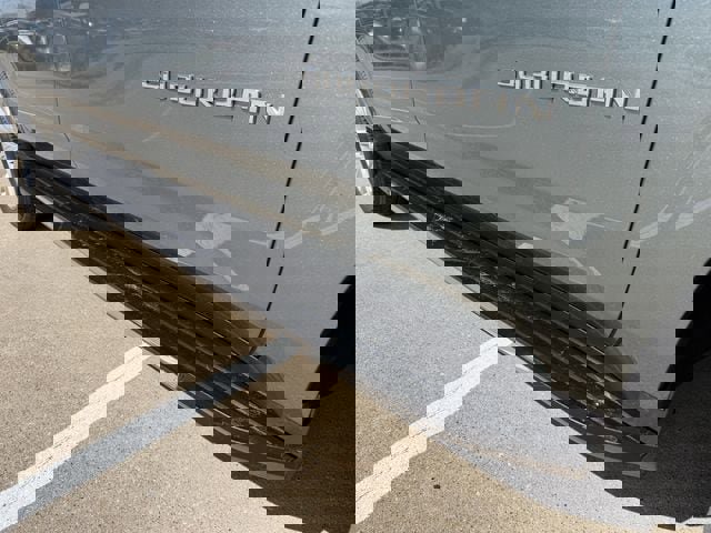 Used 2023 Chevrolet Suburban Premier image 10