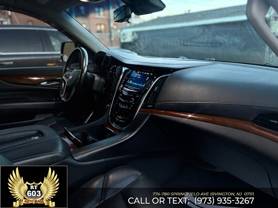 Used 2019 Cadillac Escalade Luxury AWD/4WD image 16