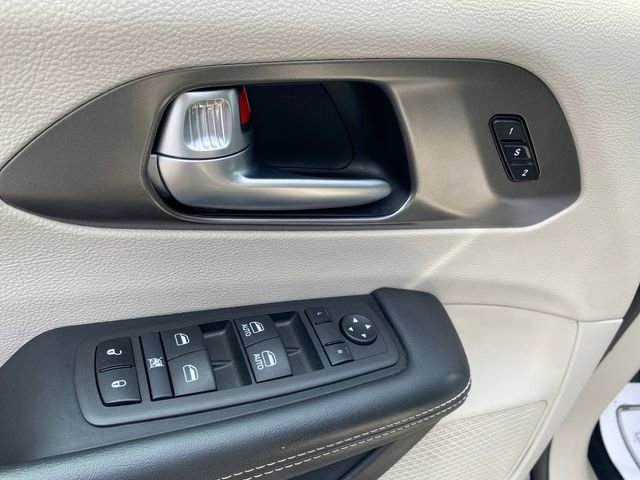 Used 2024 Chrysler Pacifica Touring-L image 16