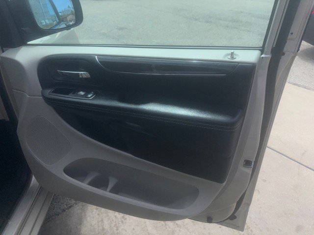 Used 2014 Chrysler Town & Country Touring-L w/ Driver Convenience Group FWD image 18