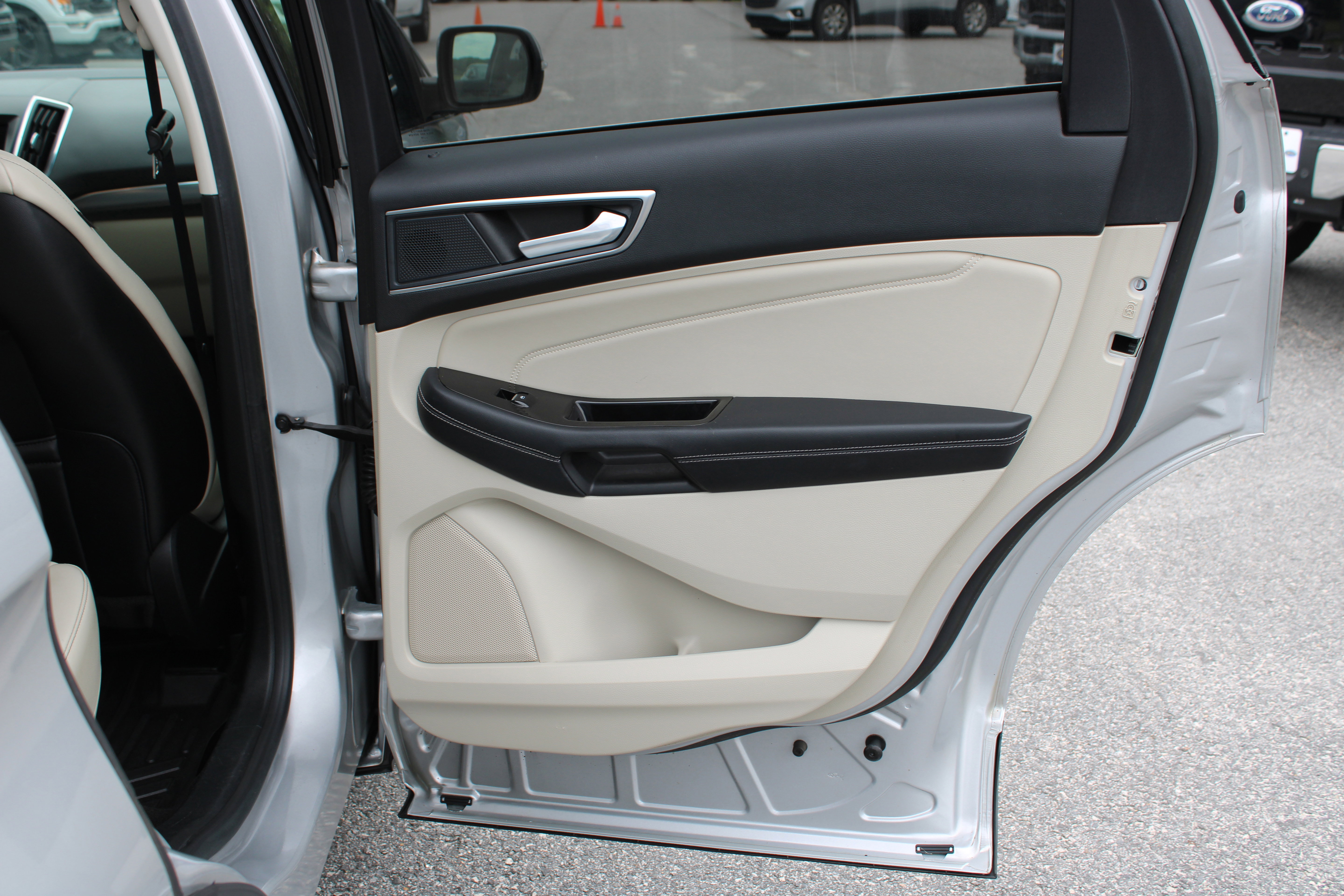 Used 2019 Ford Edge Titanium FWD image 14