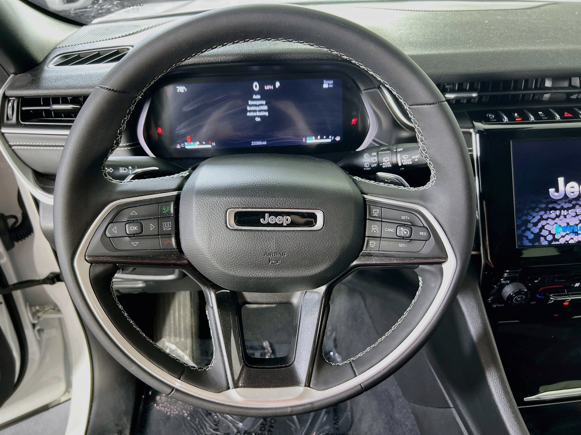 Used 2023 Jeep Grand Cherokee Altitude AWD/4WD image 11