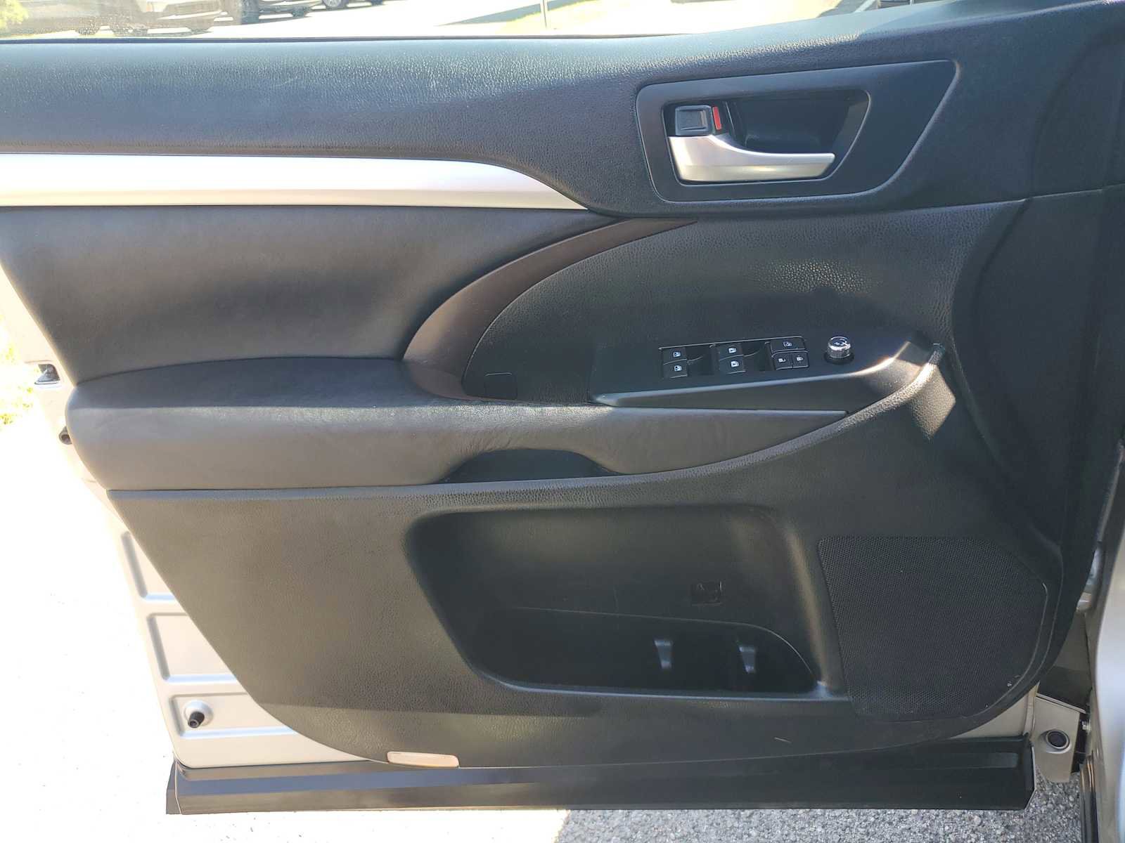 Used 2017 Toyota Highlander XLE image 16