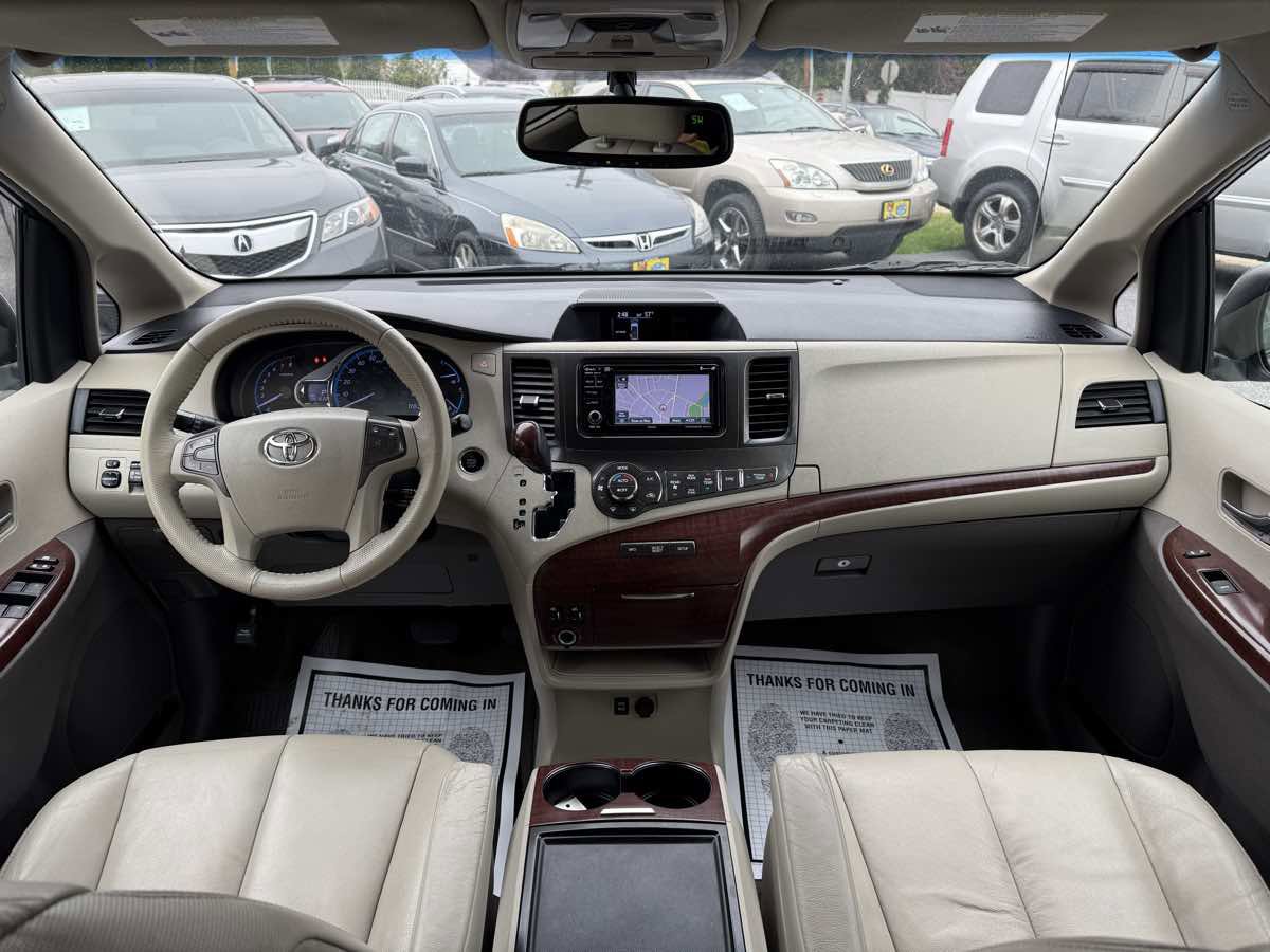 Used 2013 Toyota Sienna XLE image 15