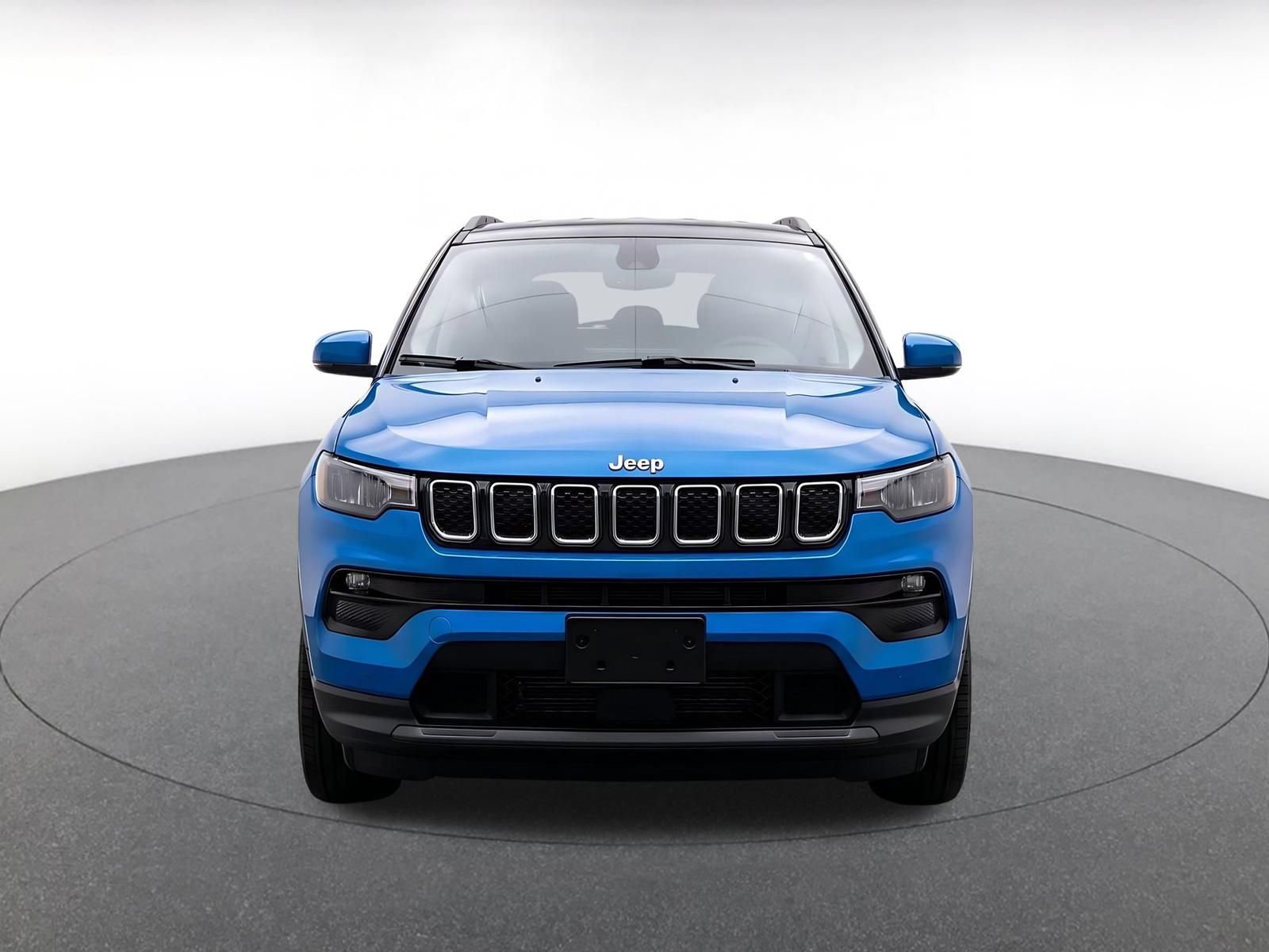Used 2025 Jeep Compass Limited AWD/4WD image 2