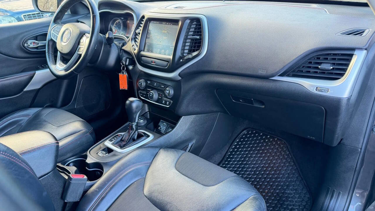 Used 2017 Jeep Cherokee Trailhawk w/ Cold Weather Group image 33