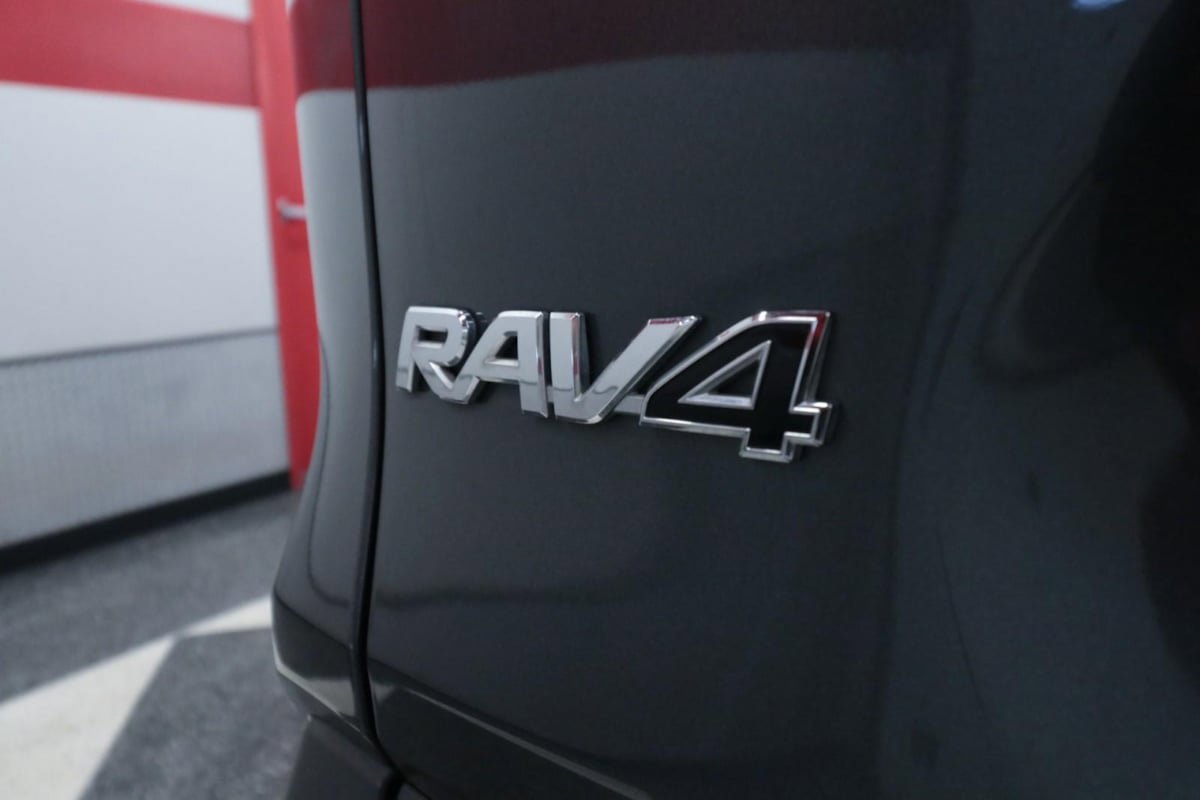 Used 2020 Toyota RAV4 XLE Premium FWD image 30