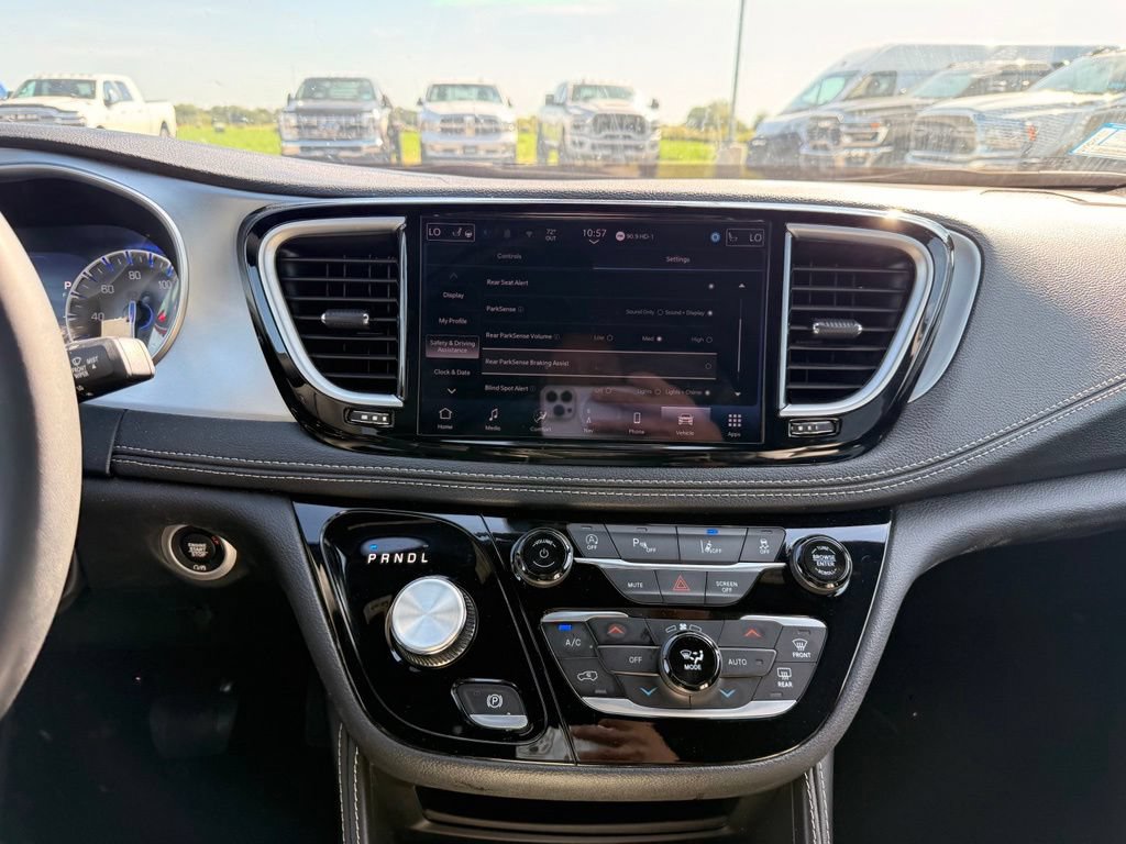Used 2025 Chrysler Pacifica Limited FWD image 10