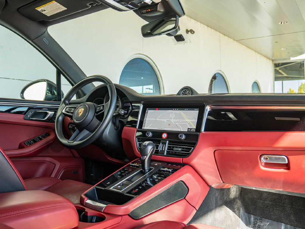 Certified 2023 Porsche Macan AWD/4WD image 25