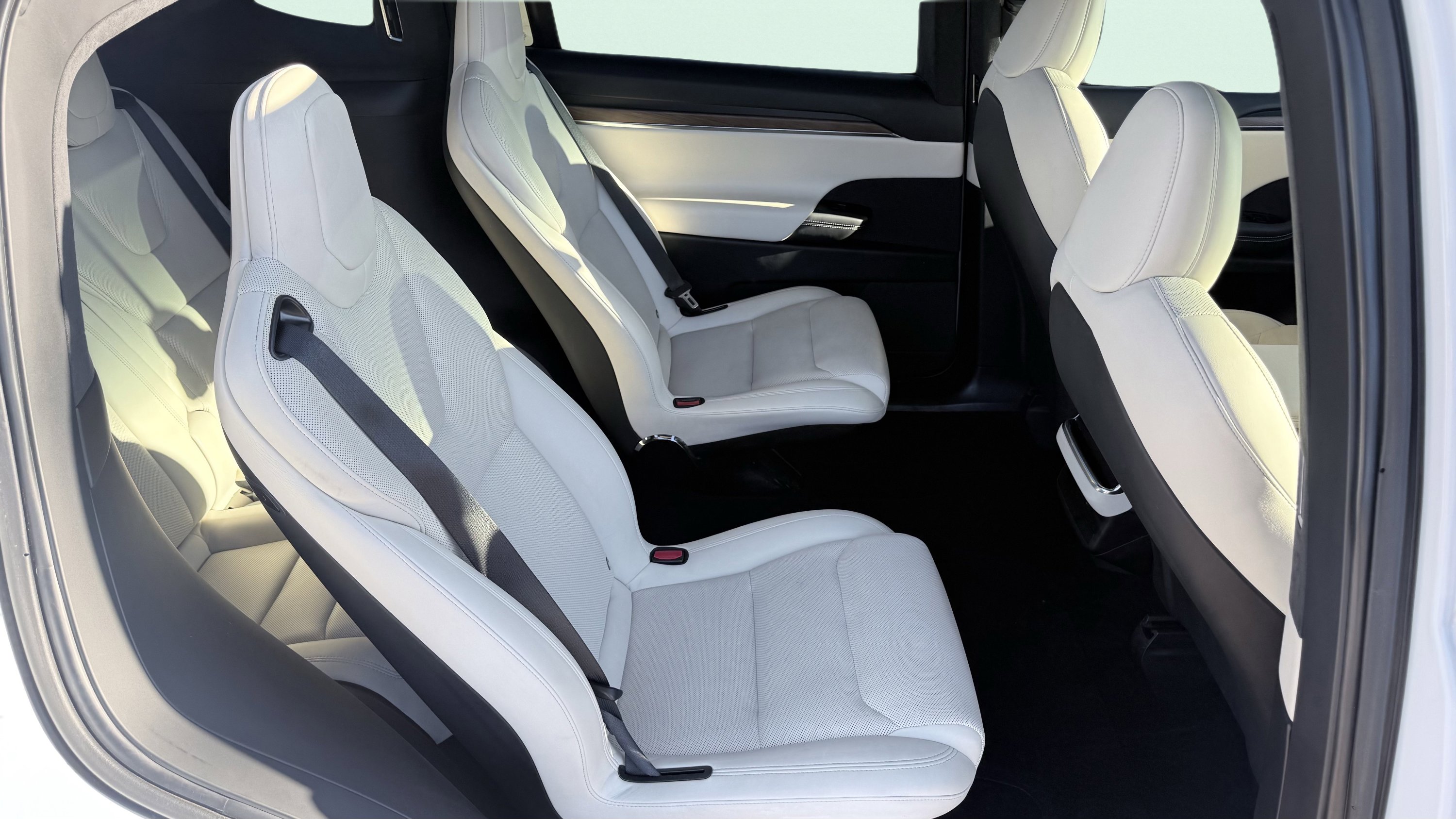 Used 2022 Tesla Model X image 39