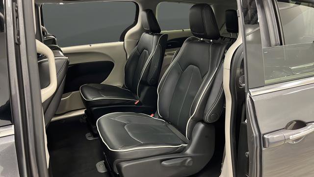 Used 2023 Chrysler Pacifica Limited w/ Uconnect Theater Family Group FWD image 24