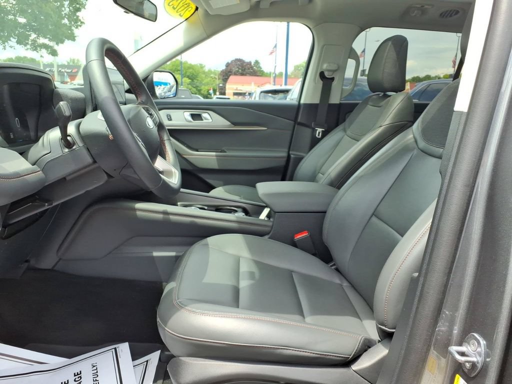 Used 2025 Ford Explorer Active w/ Active Comfort Package AWD/4WD image 16