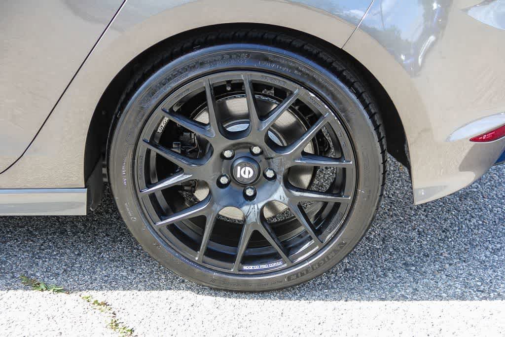 Used 2017 Volkswagen Golf R 4-Door image 8