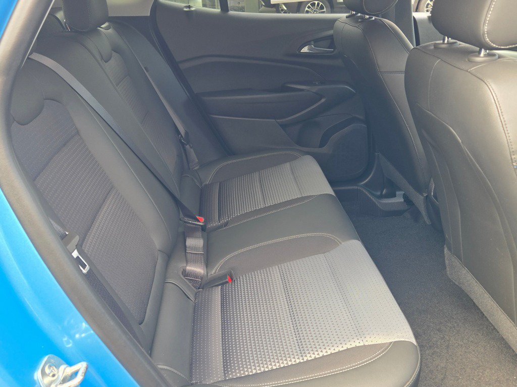 Certified 2025 Chevrolet Trax LT FWD image 10