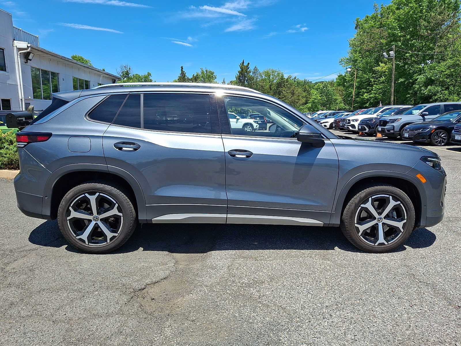 Used 2025 Volkswagen Tiguan SE w/ Panoramic Sunroof Package AWD/4WD image 7