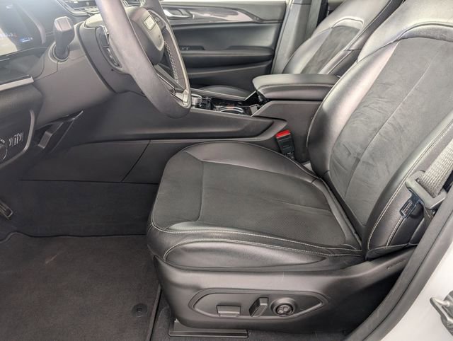 Used 2023 Jeep Grand Cherokee Altitude image 13