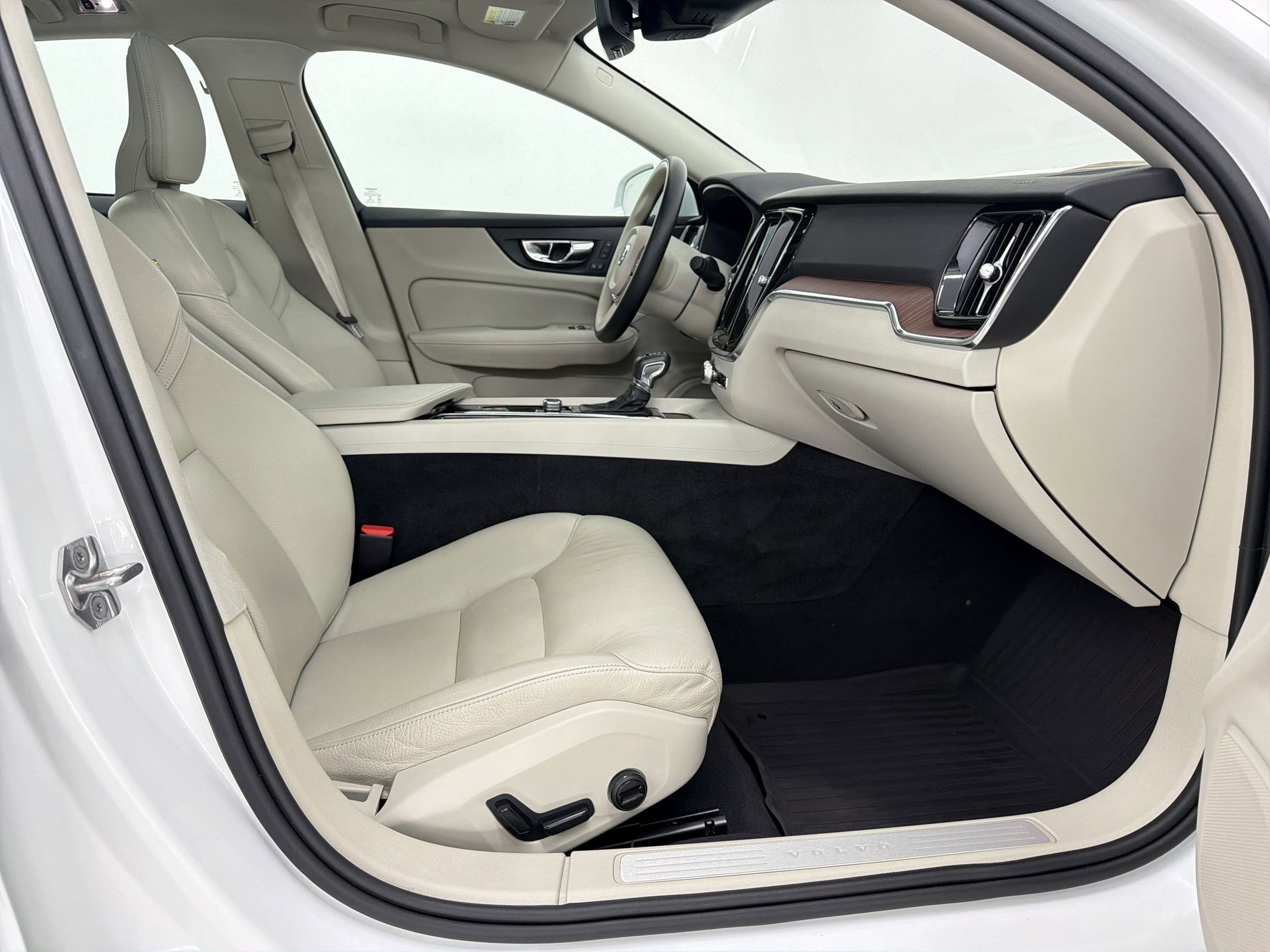 Used 2021 Volvo S60 T5 Momentum w/ Advanced Package image 27