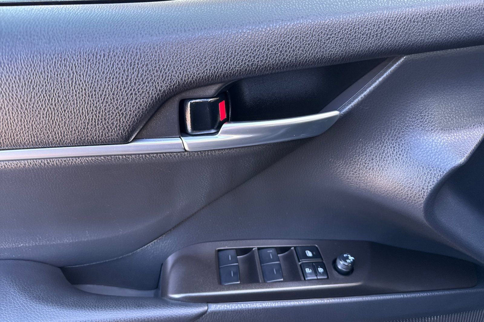 Used 2024 Toyota Camry SE image 11