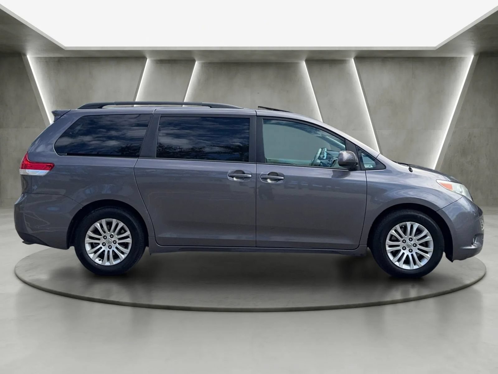 Used 2014 Toyota Sienna XLE FWD image 2