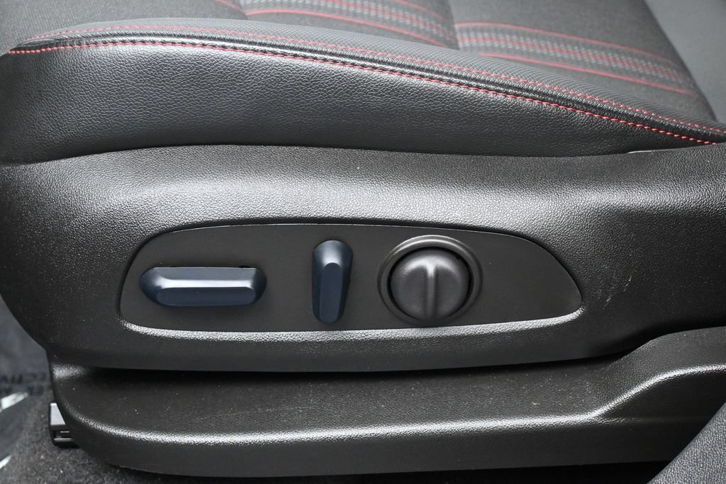 Used 2023 Chevrolet Equinox RS FWD image 12