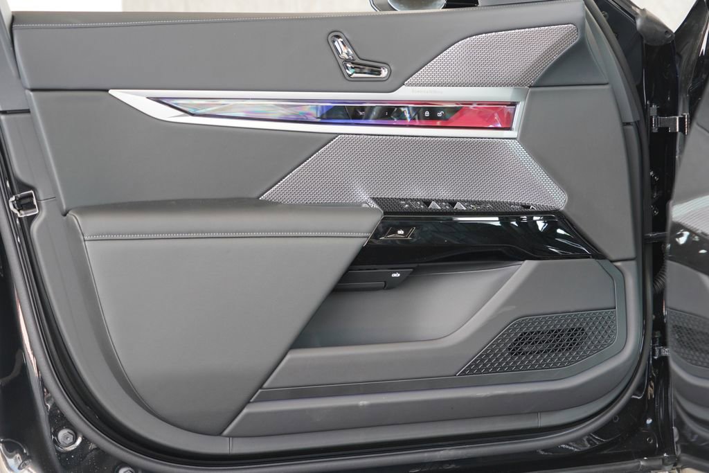 New 2026 BMW 740i w/ Luxury Rear Seating Package RWD image 9