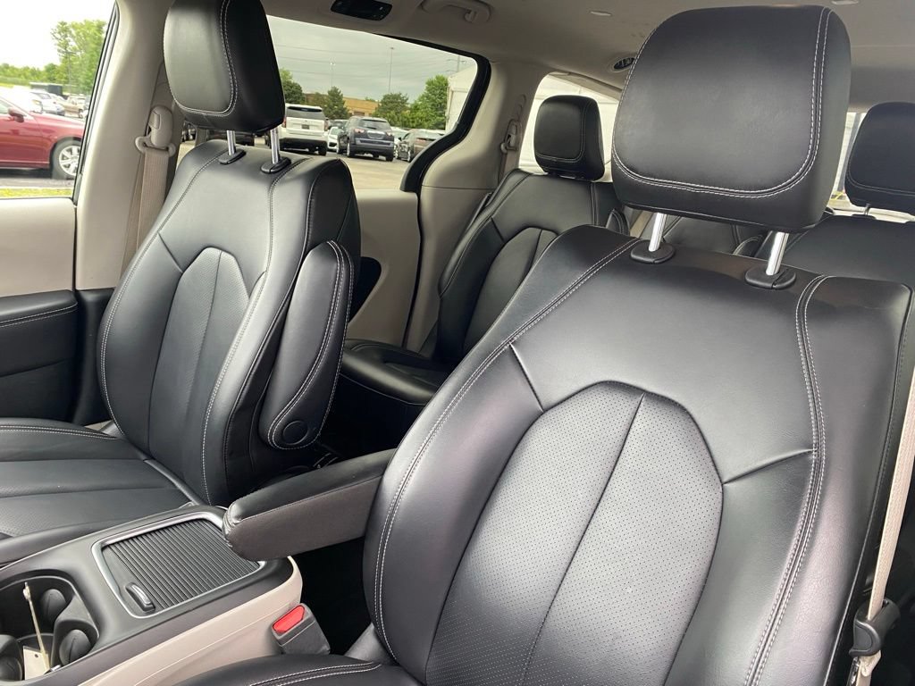 Used 2023 Chrysler Pacifica Touring-L FWD image 12