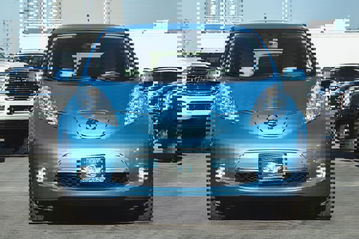 Used 2011 Nissan Leaf SL image 2
