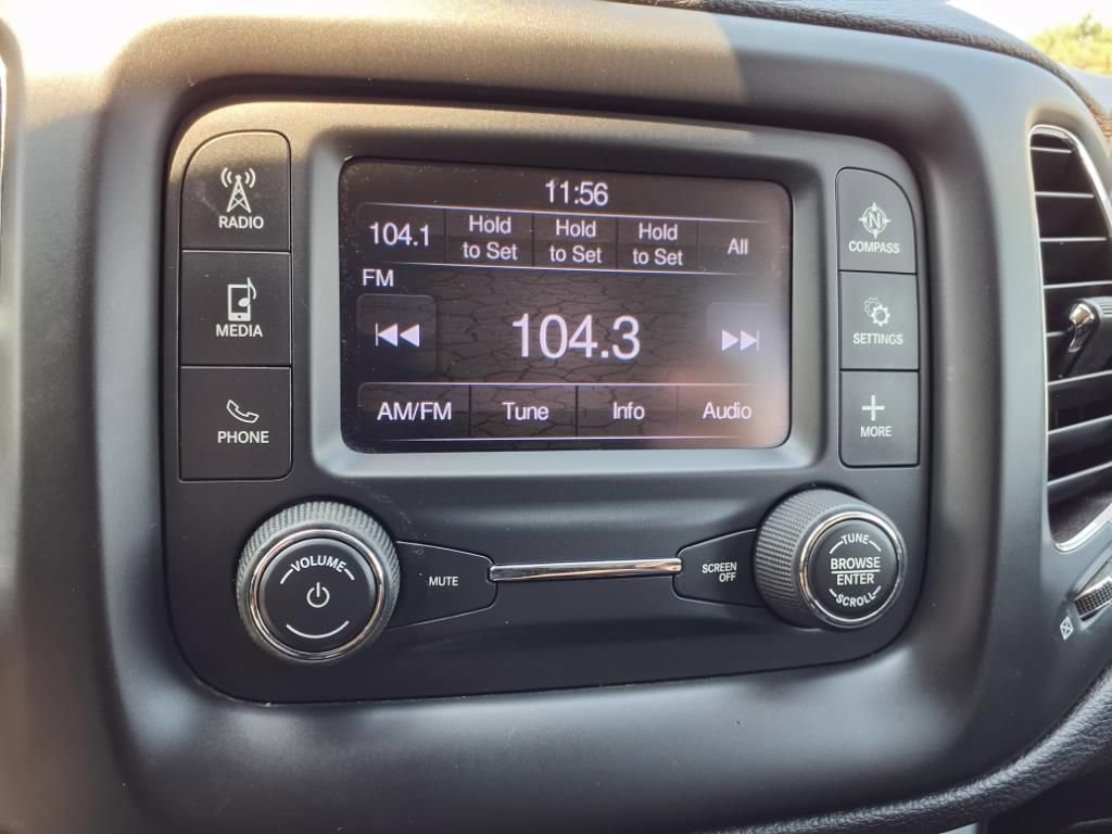 Used 2017 Jeep Compass Latitude FWD image 17