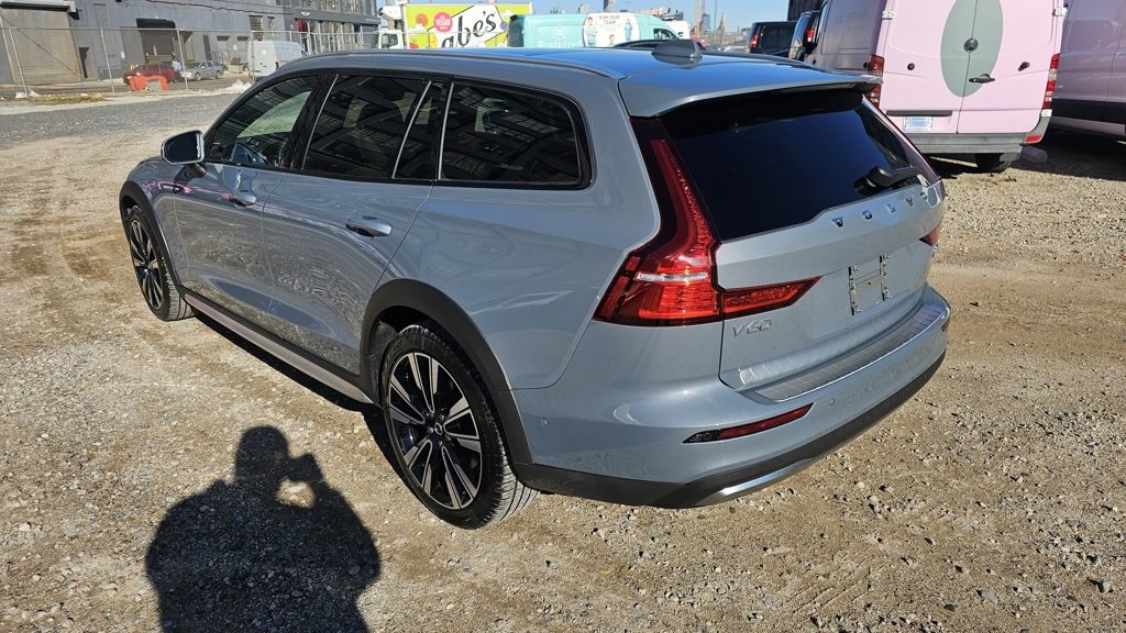Certified 2024 Volvo V60 B5 Cross Country Ultimate image 2