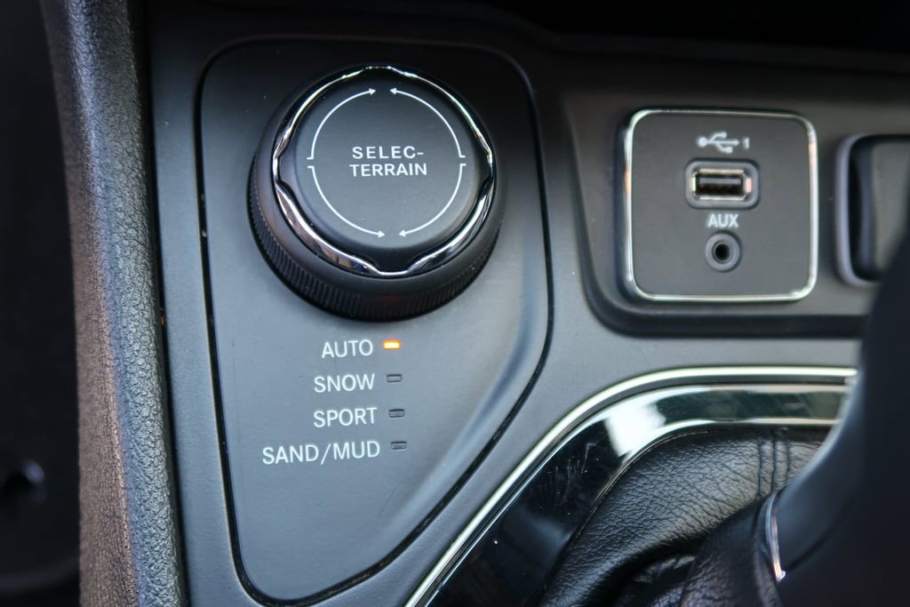 Used 2019 Jeep Cherokee Limited image 28