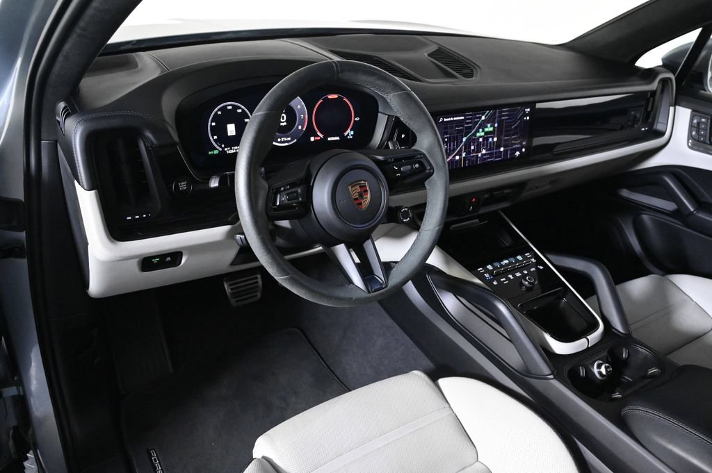 Certified 2025 Porsche Cayenne GTS AWD/4WD image 4