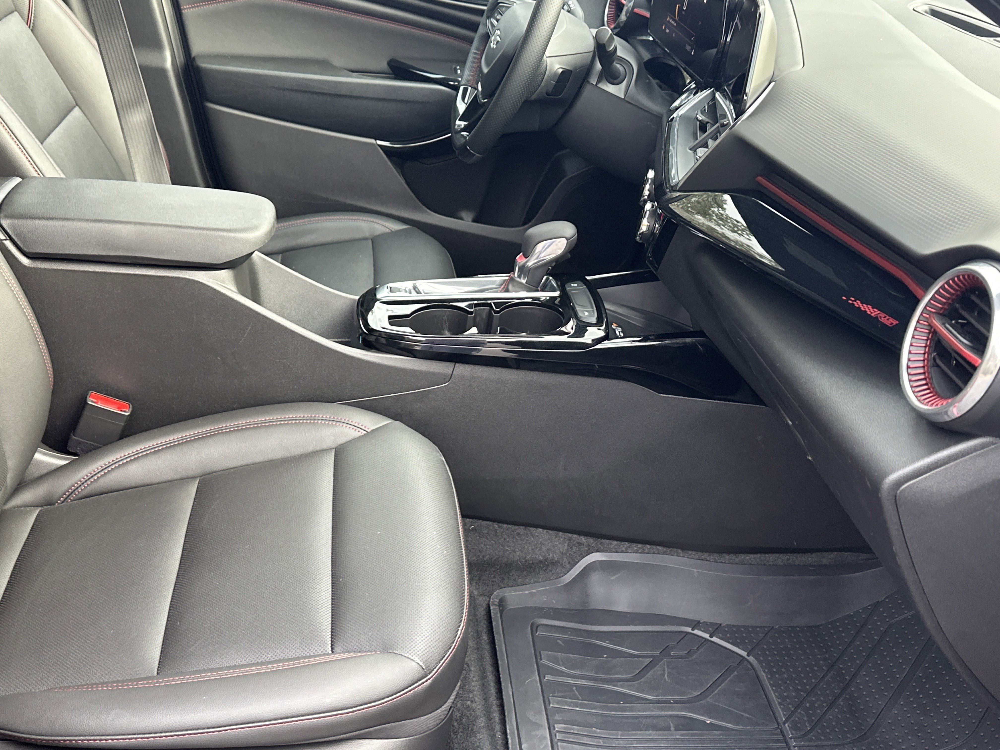 Certified 2025 Chevrolet Trax RS w/ Sunroof Package FWD image 12