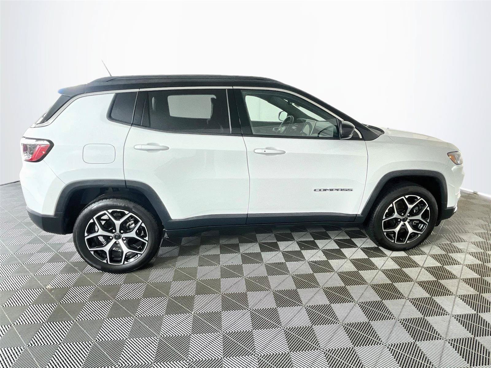 Used 2025 Jeep Compass Limited AWD/4WD image 11