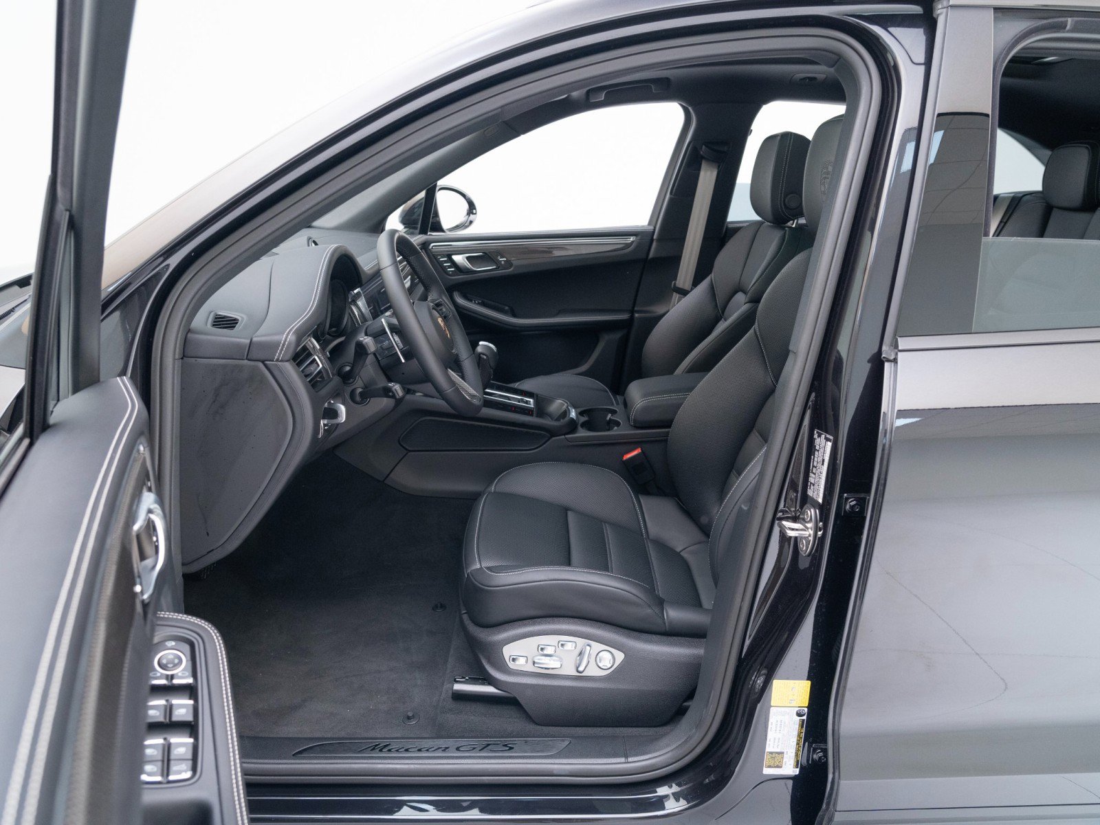 Certified 2025 Porsche Macan GTS image 17