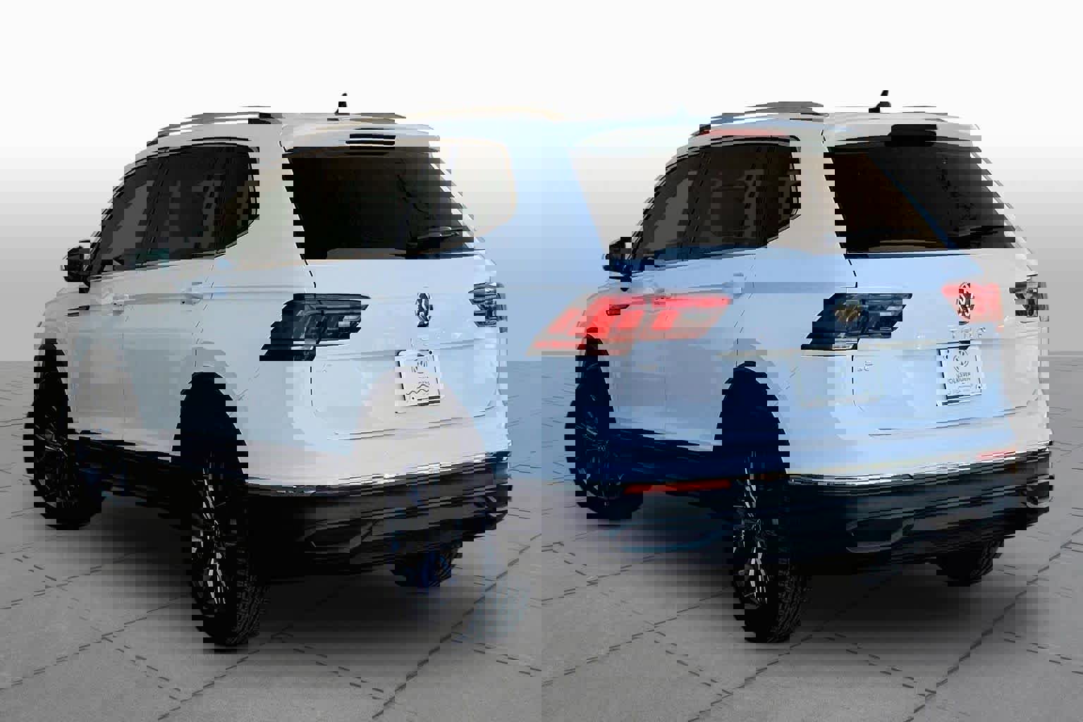 Used 2022 Volkswagen Tiguan SE w/ Panoramic Sunroof Package image 12