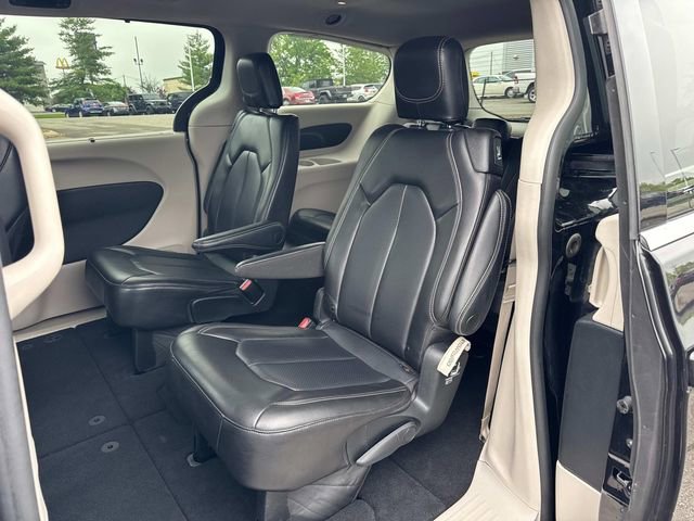Used 2023 Chrysler Pacifica Touring-L FWD image 16