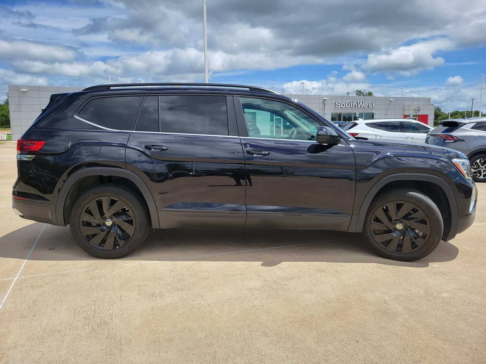 Used 2024 Volkswagen Atlas SE FWD image 5