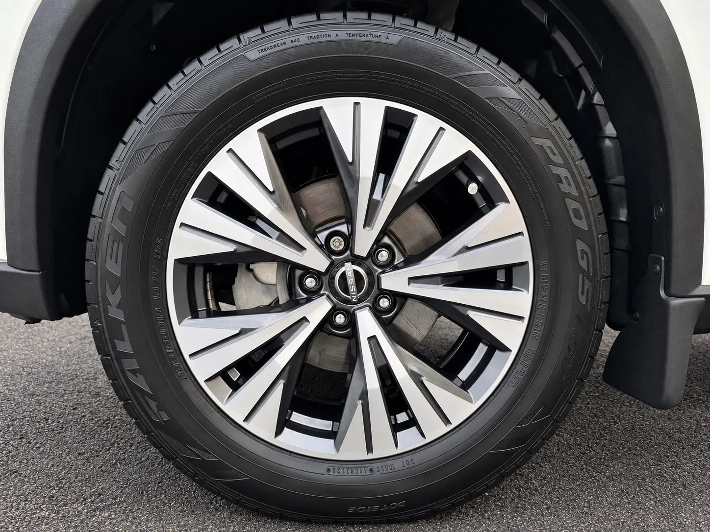Used 2023 Nissan Rogue SV w/ SV Premium Package FWD image 4