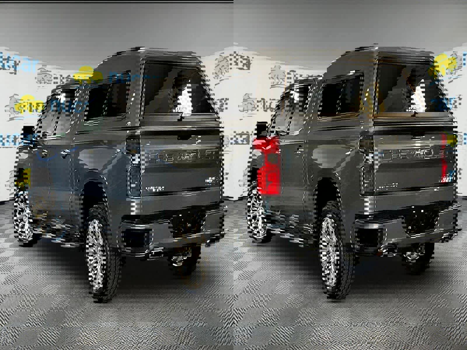 Used 2020 Chevrolet Silverado 1500 High Country w/ Technology Package image 4