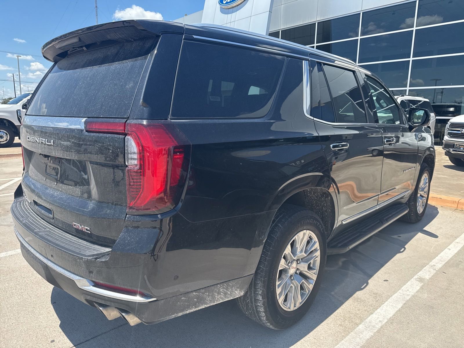 Used 2025 GMC Yukon Denali RWD image 2