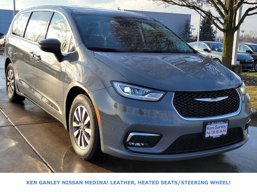 Used 2023 Chrysler Pacifica Touring-L image 1