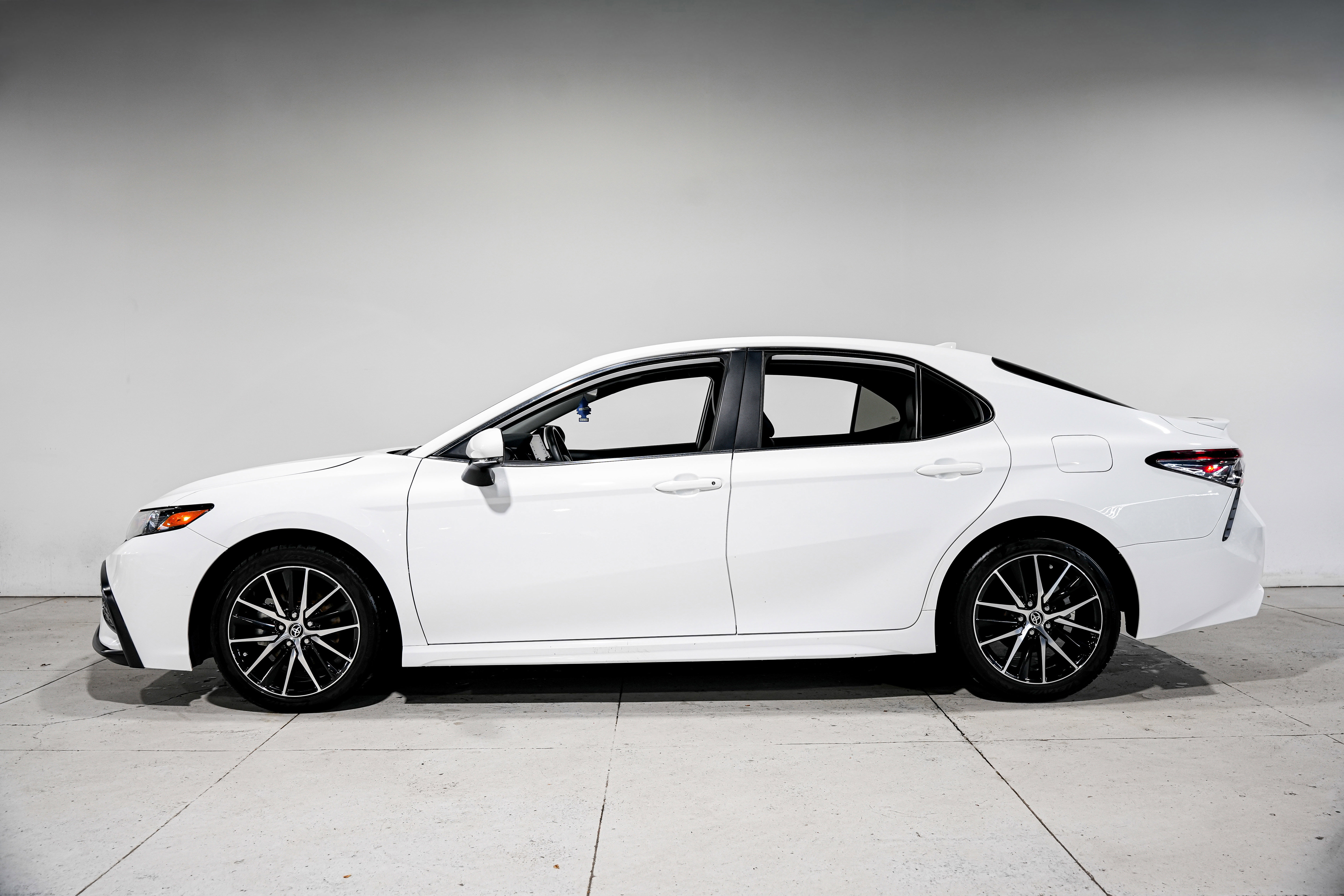 Used 2024 Toyota Camry SE FWD image 7